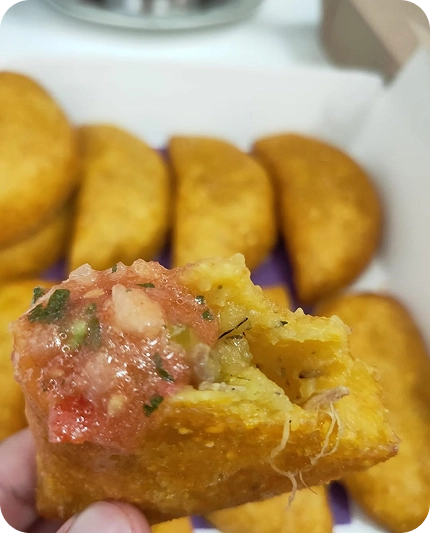 Foto de empanadas en el contacto local de comida colombiana artesanal, con sabores tradicionales y presentación auténtica