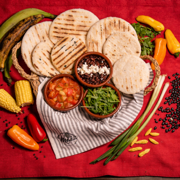 Extras para las arepas: plátano maduro, queso y aguacate